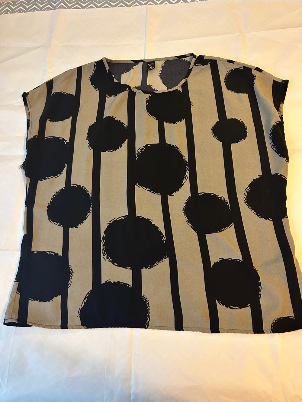 Emery rose Womens Short-Sleeve Patterned Blouse in Beige and Black.Size XXL